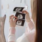 Foto ilustrativa de una mujer que observa los ultrasonidos de su embarazo. (Foto Prensa Libre: Pexels)