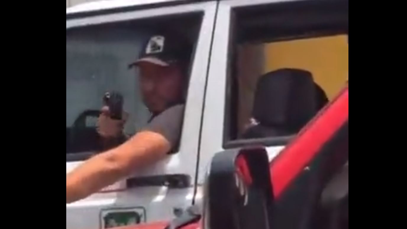 Supuesto simpatizante de la UNE en San Juan Ermita, Chiquimula, amenaza con su pistola a ocupantes de un picop. (Foto Prensa Libre: Captura de pantalla) 