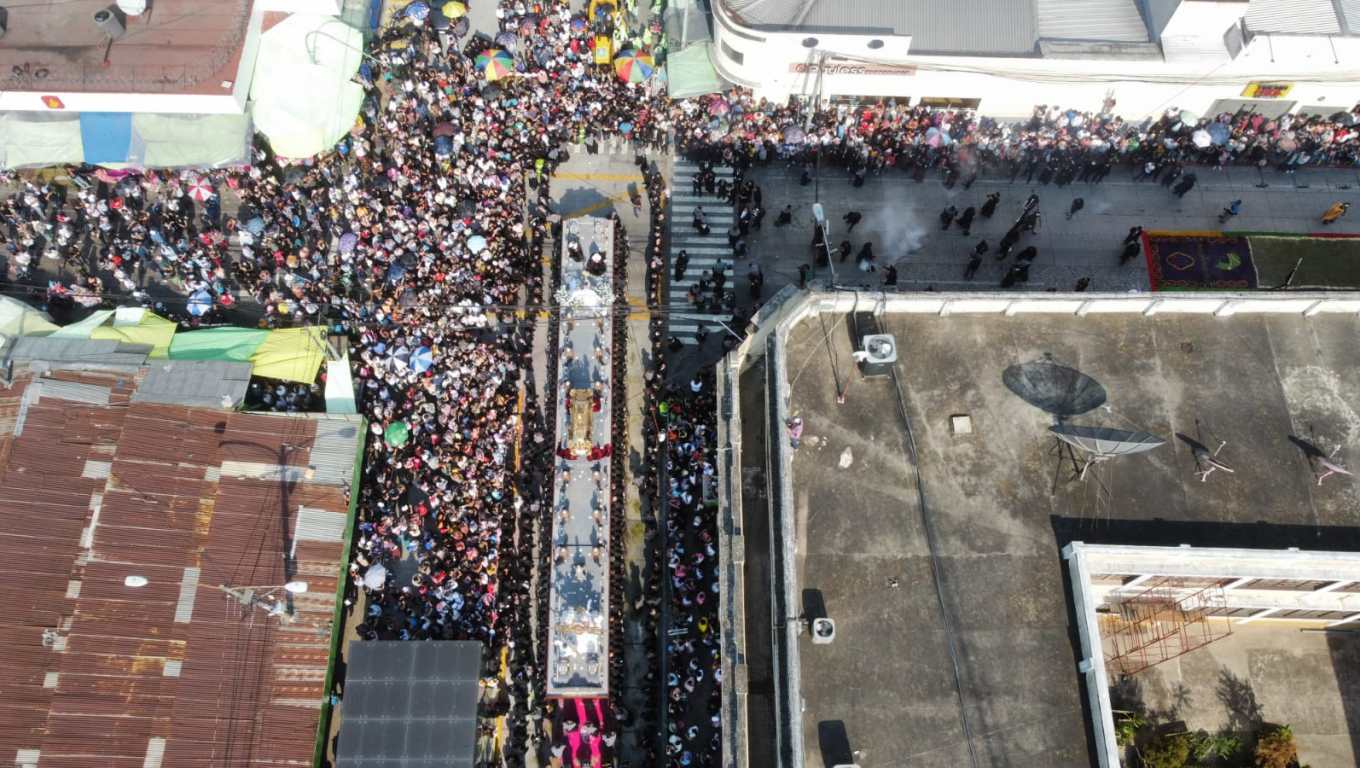 Este Viernes Santo, siete procesiones recorrieron la zona 1 y sus alrededores durante la tarde y noche. (Foto Prensa Libre: María José Bonilla) 