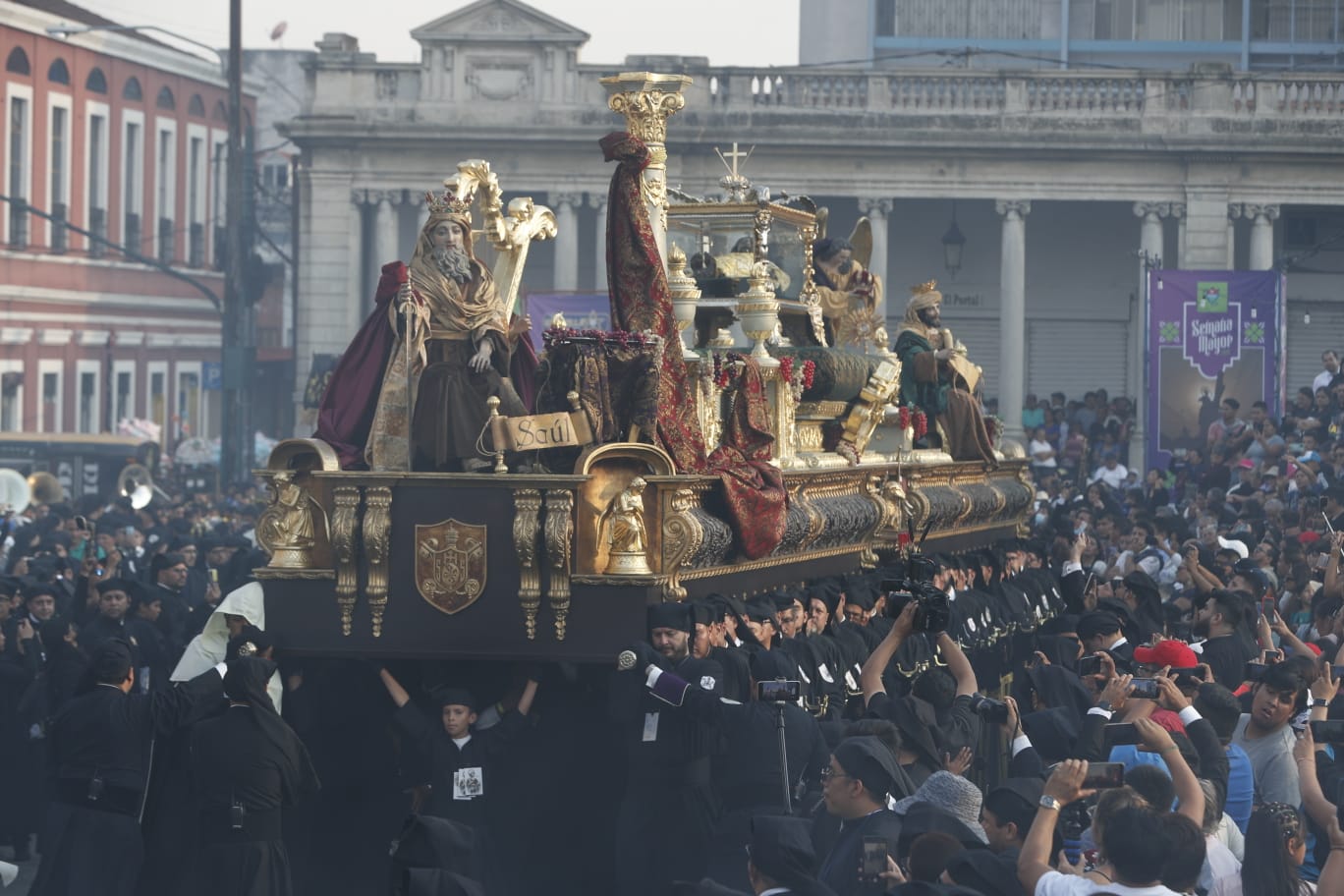 La procesión del Señor Sepultado Cristo del Amor, de la Basílica de Nuestra Señora del Rosario, en el Templo de Santo Domingo, recorrió el Centro Histórico capitalino. (Foto Prensa Libre: María José Bonilla)