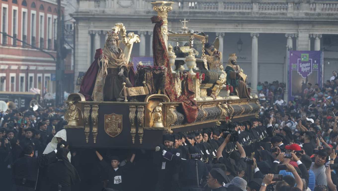 La procesión del Señor Sepultado Cristo del Amor, de la Basílica de Nuestra Señora del Rosario, en el Templo de Santo Domingo, recorrió el Centro Histórico capitalino. (Foto Prensa Libre: María José Bonilla)