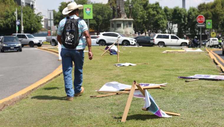 Propaganda política que ha sido destruida en distintos puntos de la capital de Guatemala. (Foto Prensa Libre: Erick Ávila)
