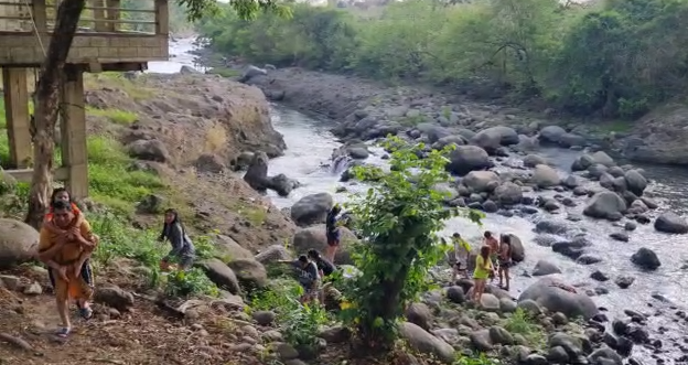 Evacuan a visitantes por peligro de crecida de río. (Foto Prensa Libre: Cruz Roja) 