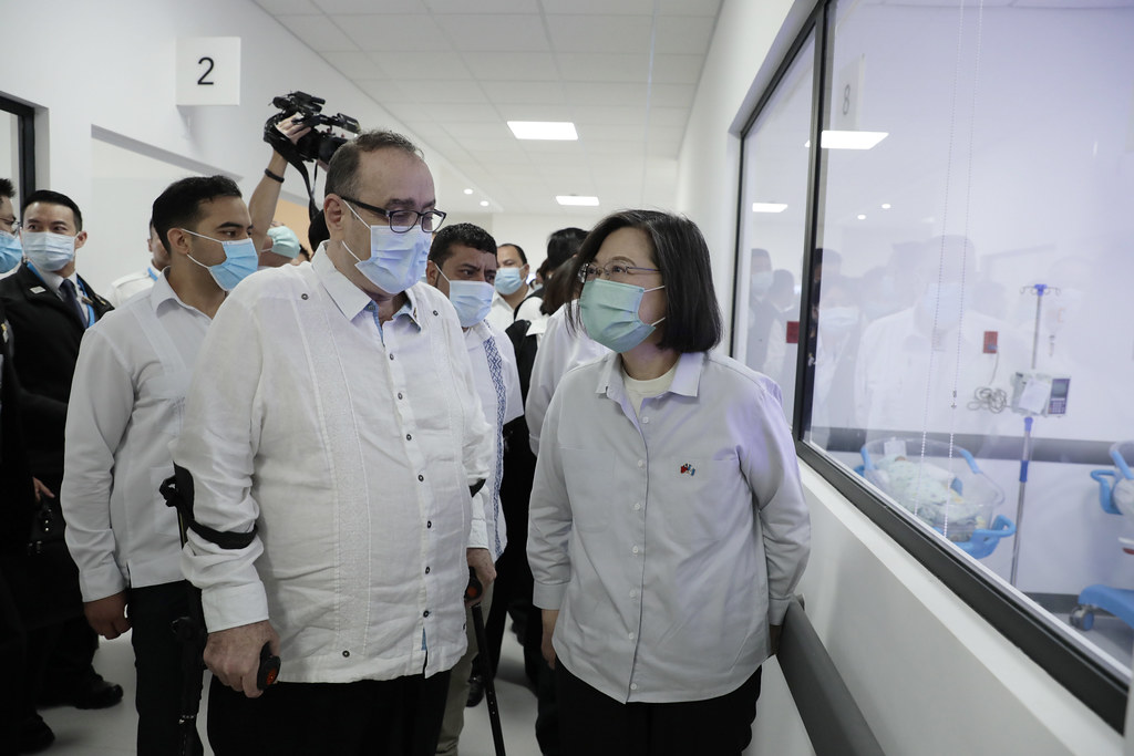 La presidenta de Taiwán visitó el Hospital Nacional de Chimaltenango que fue construido con apoyo del país asiático. Fotografía: Presidencia de Guatemala. 