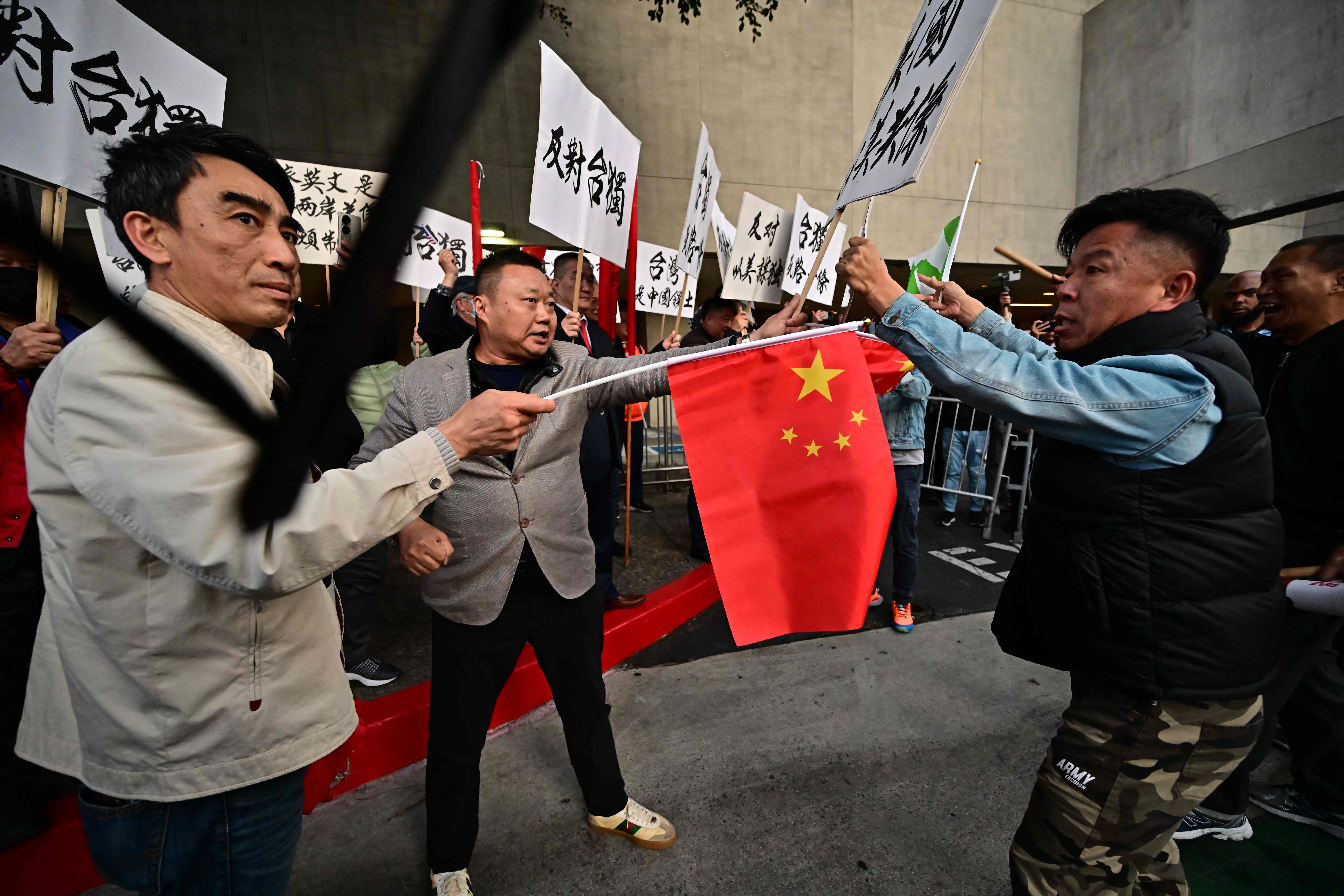 Manifestantes pro China y Pro Taiwán se enfrentan en una protesta en Los Ángeles, con ocasión de la vista de la presidenta de la isla, Tsai Ing-wen, quien se reunió con el presidente de la Cámara de Representantes, Kevin McCarthy. (Foto Prensa Libre: AFP)