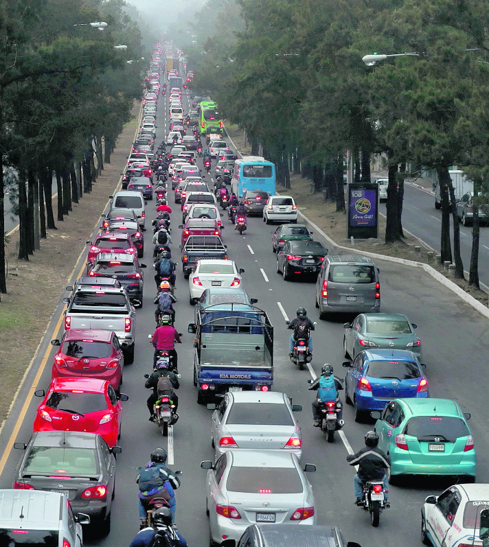 El congestionamiento vehicular en la ciudad es a toda hora. (Foto Prensa Libre: Hemeroteca PL)