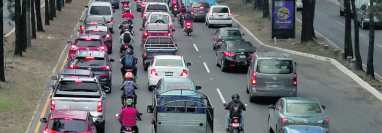 El congestionamiento vehicular en la ciudad es a toda hora. (Foto Prensa Libre: Hemeroteca PL)