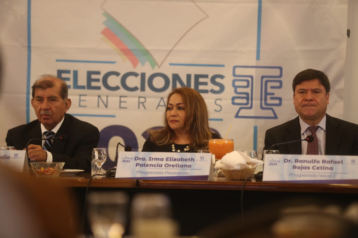Magistrados del TSE durante reunión en la que hablaron sobre datos de padrón electoral para las elecciones generales. (Foto Prensa Libre: Juan Diego González)