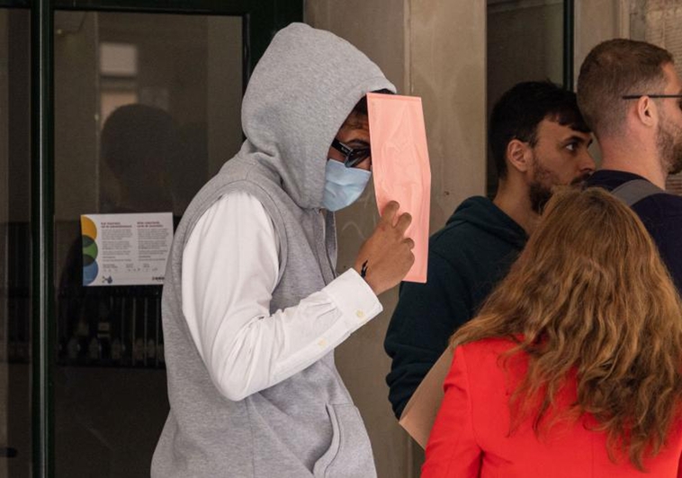 El aficionado que insultó a Vinicius, en los juzgados de Palma. (Foto Prensa Libre: EFE)