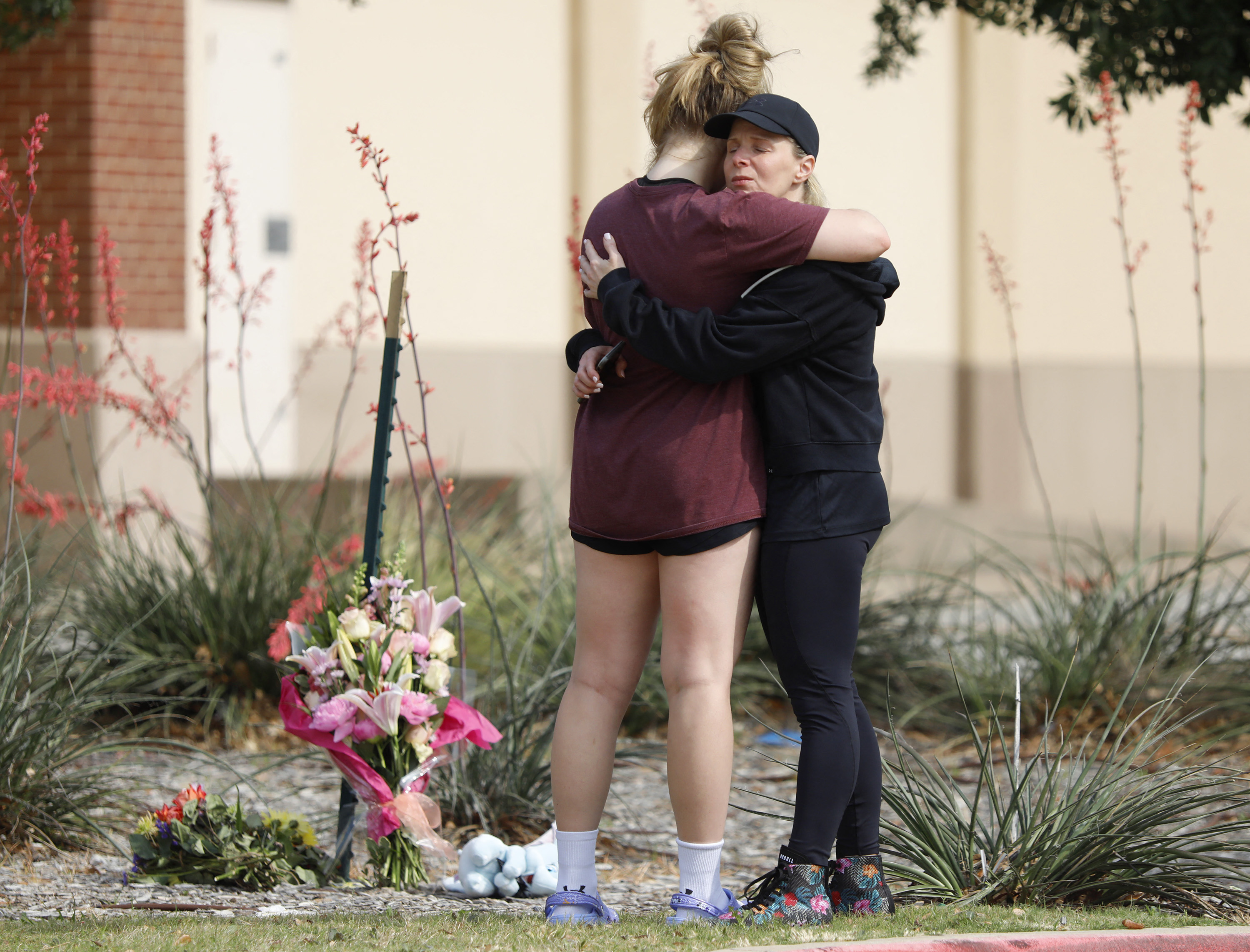 Este fin de semana, varias familias quedaron enlutadas tras el fatal tiroteo registrado en Allen, Texas, Estados Unidos. (Foto Prensa Libre: AFP)