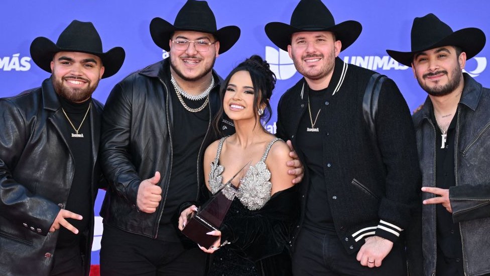 Grupo Frontera con Becky G en la entrega de los premios de la música latina en Las Vegas.