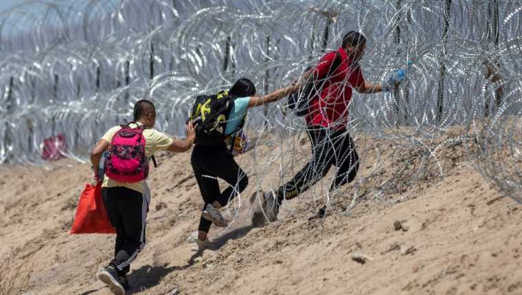 Cruzar la frontera entre México y Estados Unidos es un riesgo que miles decidieron tomar en las últimas semanas, antes del fin del Título 42. (AFP)