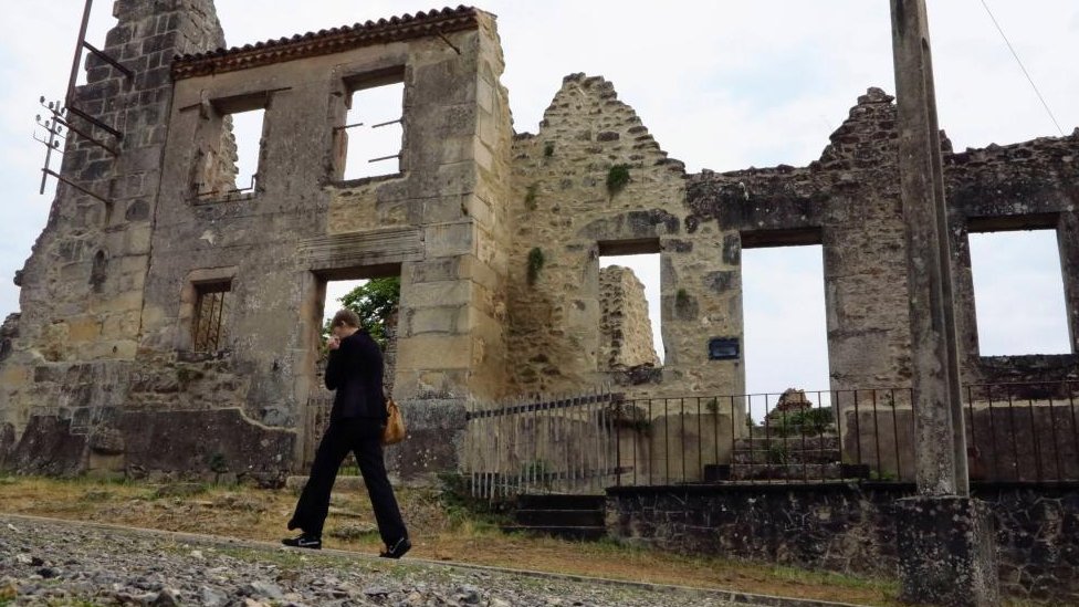Las ruinas del pueblo Oradour-sur-Glane se han conservado tal como estaban después de la masacre.  Reuters