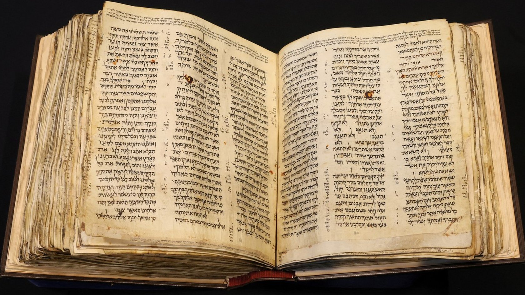 El manuscrito más antiguo que contiene todos los libros de la Biblia hebrea.  Reuters