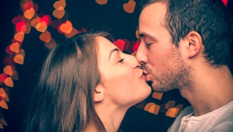 Los antropólogos evolutivos creen que el beso en los labios evolucionó para evaluar la idoneidad de una pareja potencial, a través de señales químicas comunicadas por la saliva o el aliento.
GETTY IMAGES
