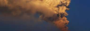 El volcán Popocatépetl de México sigue expulsando materiales incandescentes, humo y cenizas. AFP