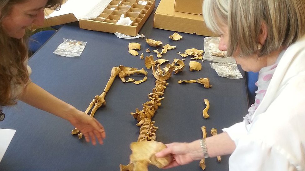 Científicos de la Universidad de Durham analizaron los esqueletos de menores hallados junto a una iglesia en el norte de Inglaterra. Durham University