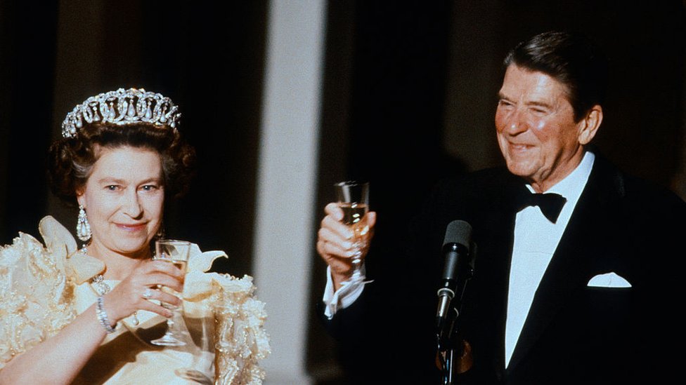 La reina Isabel II y Ronald Reagan en un banquete en San Francisco en 1983. 

Getty Images