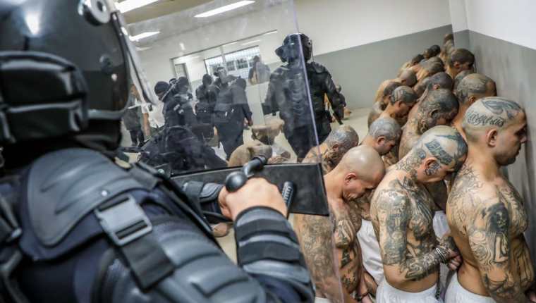 Más de 68.000 personas han sido detenidas durante el régimen de excepción en El Salvador. GETTY IMAGES