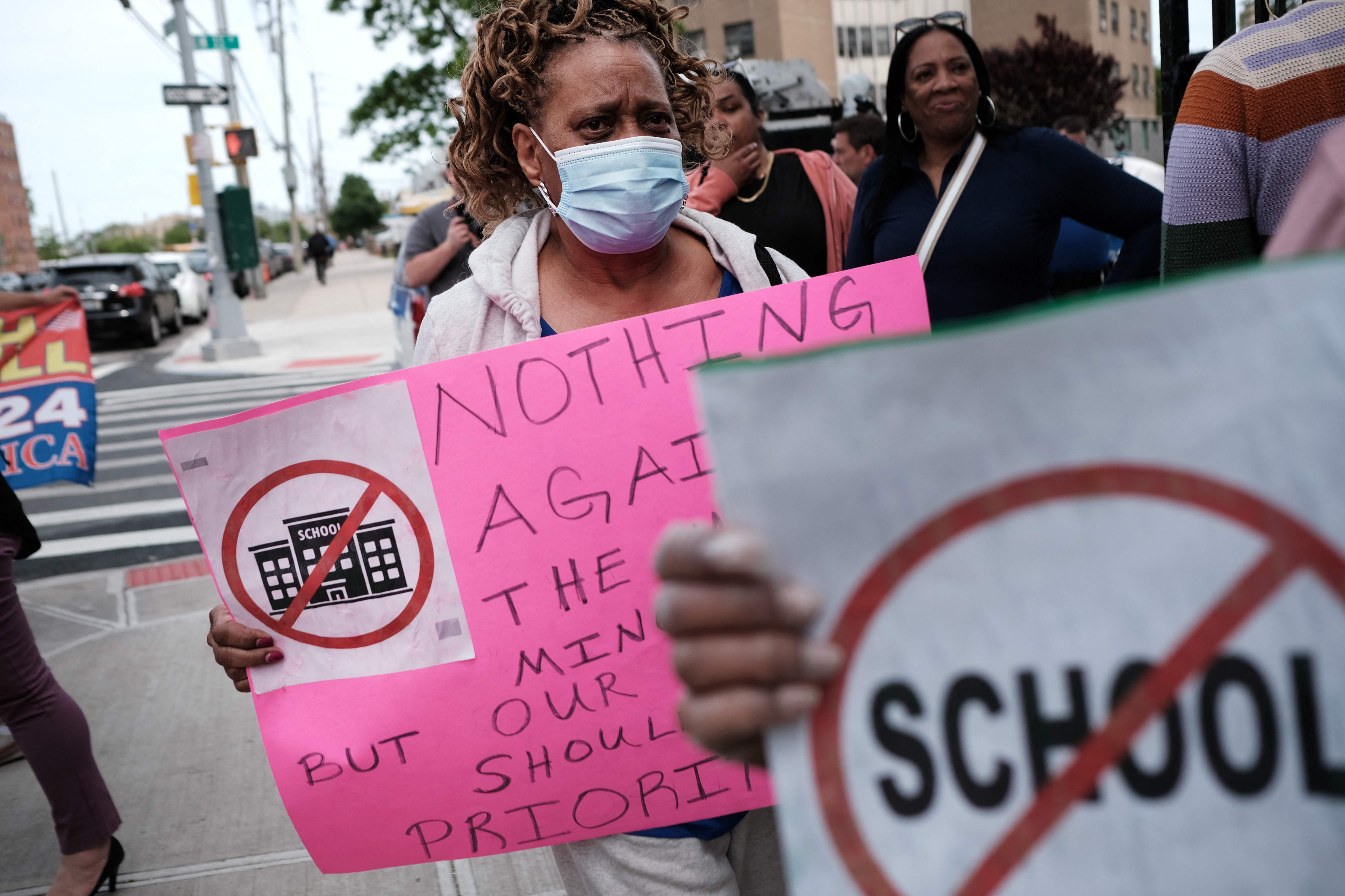Residentes, estudiantes y padres se reúnen para protestar frente en Coney Island, que recientemente comenzó a albergar a los solicitantes de asilo en el gimnasio de la escuela (Foto Prensa Libre: AFP)