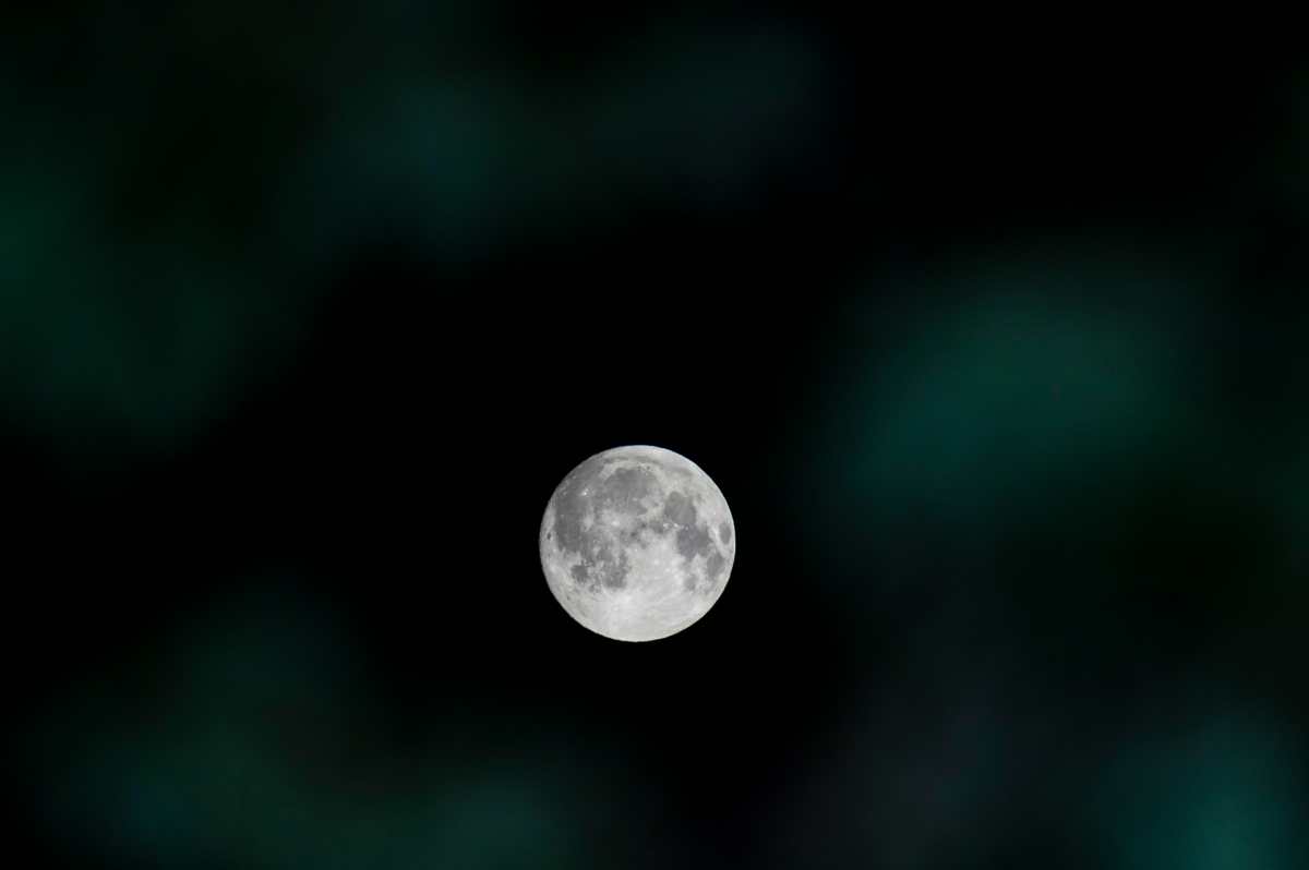Salgótarjan (Hungría), 05/05/2023.- La Luna llena brilla sobre Salgotarjan, al norte de Hungría, este viernes. La Luna llena de mayo es conocida como Luna de las Flores. EFE/Peter Komka PROHIBIDO SU USO EN HUNGRÍA