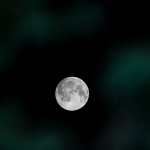 Salgótarjan (Hungría), 05/05/2023.- La Luna llena brilla sobre Salgotarjan, al norte de Hungría, este viernes. La Luna llena de mayo es conocida como Luna de las Flores. EFE/Peter Komka PROHIBIDO SU USO EN HUNGRÍA