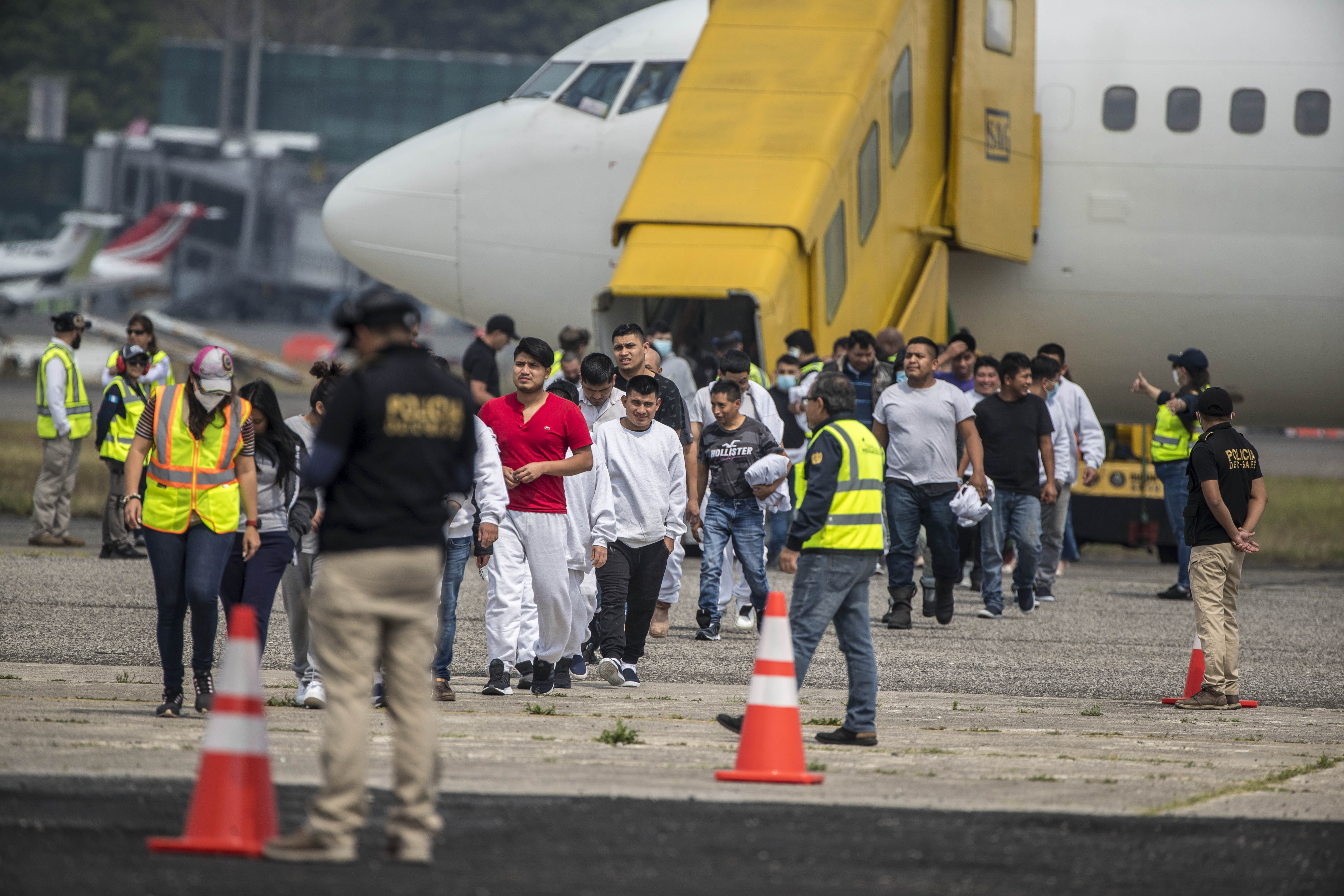 Migrantes llegan a la Fuerza Aérea Guatemalteca tras ser deportados desde Estados Unidos. El 11 de mayo recibieron los últimos vuelos de migrantes deportados  bajo el Título 22. (Foto Prensa Libre: EFE)