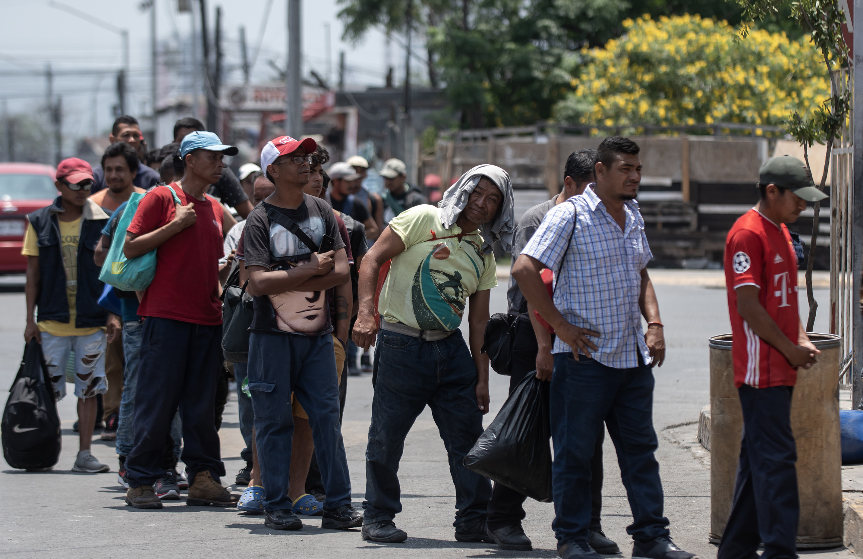 Migrantes hacen fila para acceder a casa INDI, albergue que ofrece comida y refugio en la ciudad de Monterrey, Nuevo León, México. (Foto Prensa Libre: EFE)