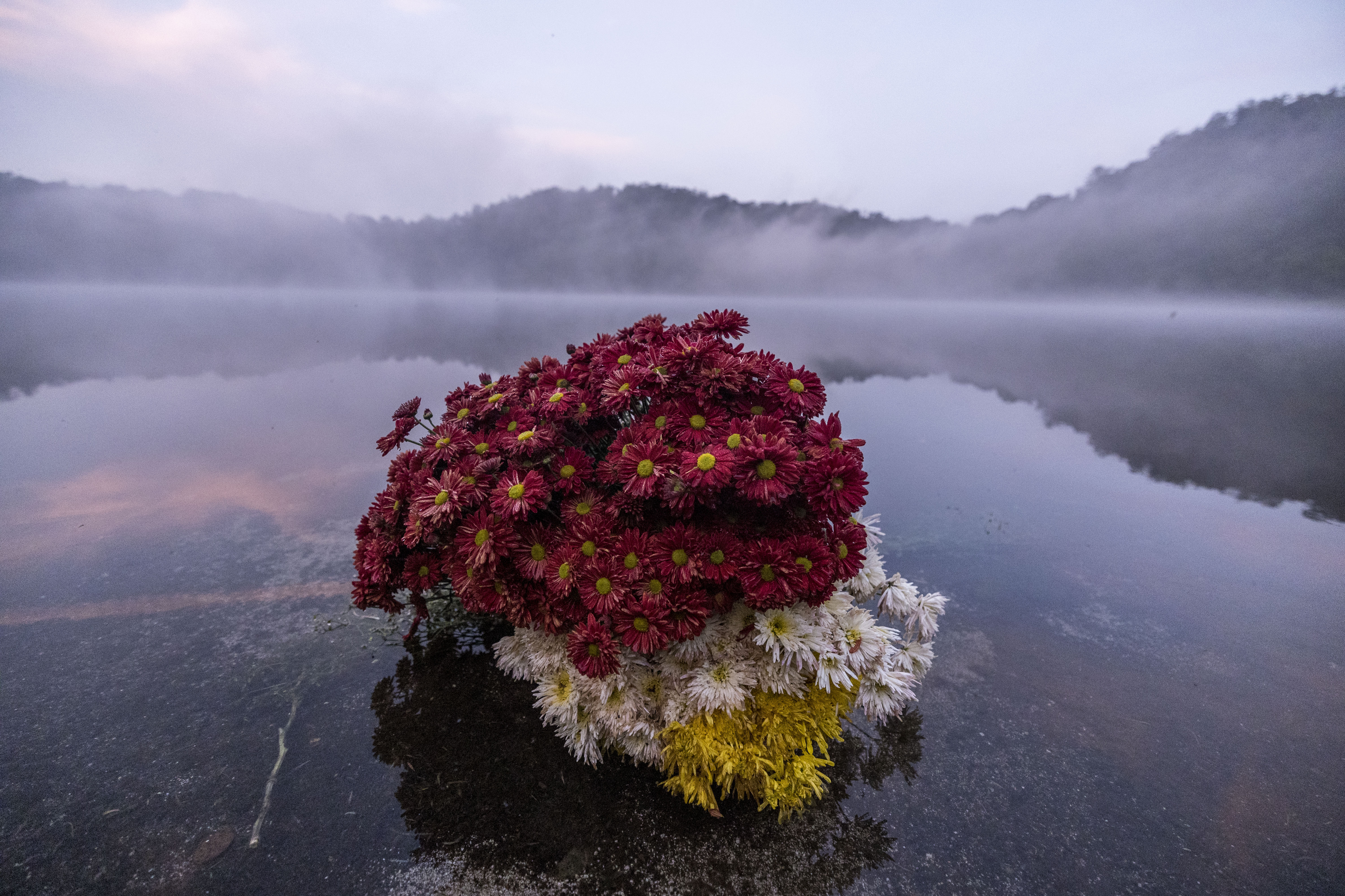 AME021. CHICABAL (GUATEMALA), 18/05/2023.- Fotografía de una ofrenda de flores durante una ceremonia en la que indígenas agradecen a la naturaleza por la lluvia, hoy, en la laguna de Chicabal (Guatemala). Esta laguna, considerada sagrada por el pueblo maya mam, está asentada en el cráter del volcán Chicabal a 2.000 metros de altura sobre el nivel del mar y se ubica en el departamento (provincia) de Quetzaltenango, 220 kilómetros al oeste de la Ciudad de Guatemala. Esta costumbre, con cientos de años de historia, es considerada por los guías espirituales mayas como una ceremonia que conecta a los creyentes con la naturaleza y sus ancestros. EFE/ Esteban Biba