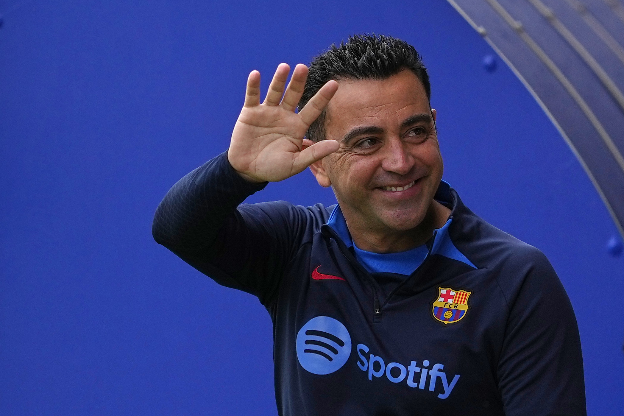 El entrenador del FC Barcelona, Xavi Hernández, durante el entrenamiento que el equipo azulgrana ha realizado este viernes en la ciudad deportiva Joan Gamper para preparar el partido de LaLiga que mañana disputarán ante la Real Sociedad.  (Foto Prensa Libre: EFE).