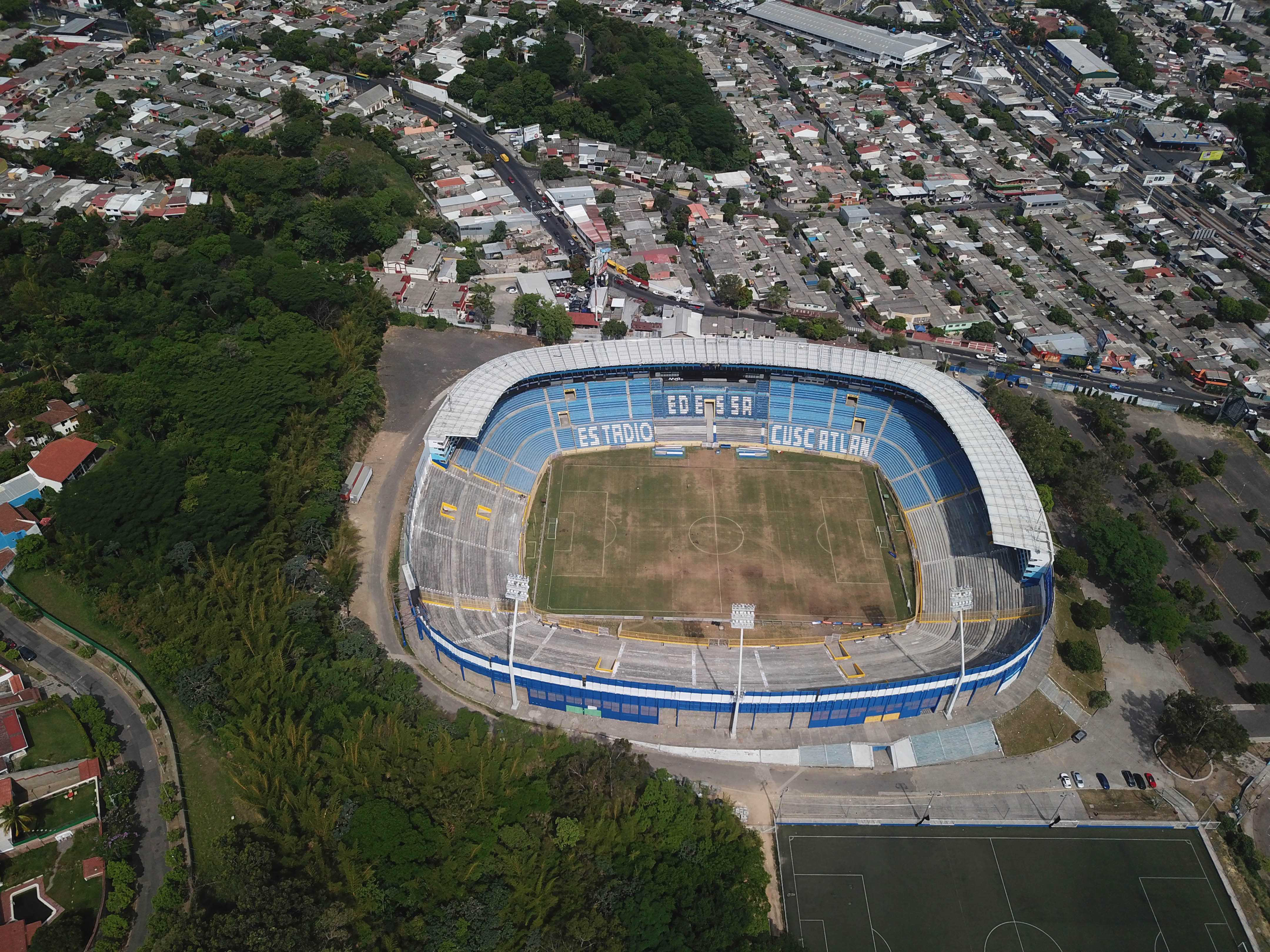 Fotografía aérea del Estadio Cuscatlán, lugar donde aficionados fallecieron tras una estampida humana durante un partido entre Alianza y el Fútbolistas Asociados Santanecos (FAS) el 20 de mayo de 2023. (Foto Prensa Libre: EFE)
