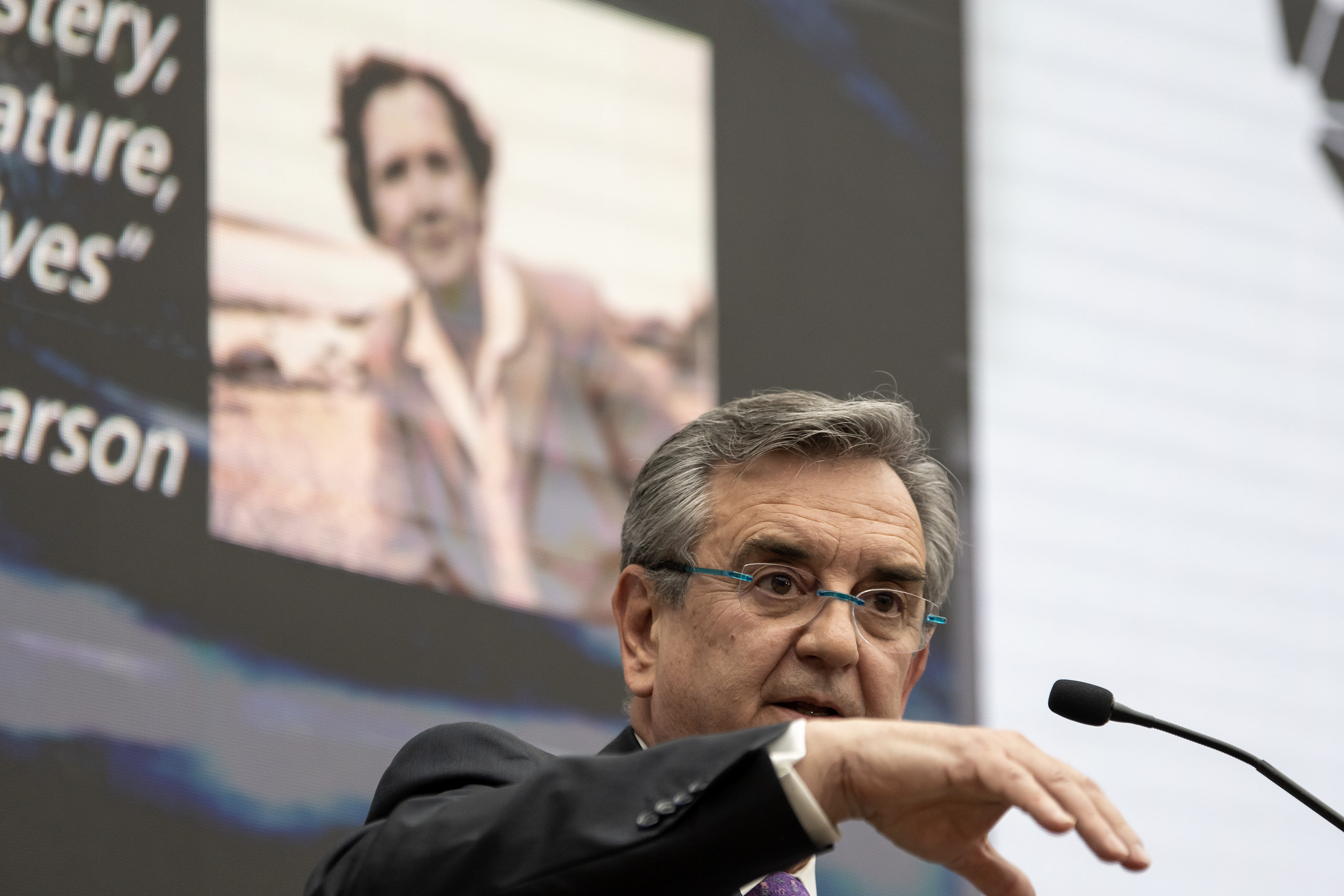 El especialista de la Organización de las Naciones Unidas (ONU), Rodolfo Lacy, en la conferencia "Foro de Presidentes WUN 2023, contribuciones de las universidades a la sostenibilidad medioambiental". (Foto Prensa Libre: EFE/ Miguel Sierra)