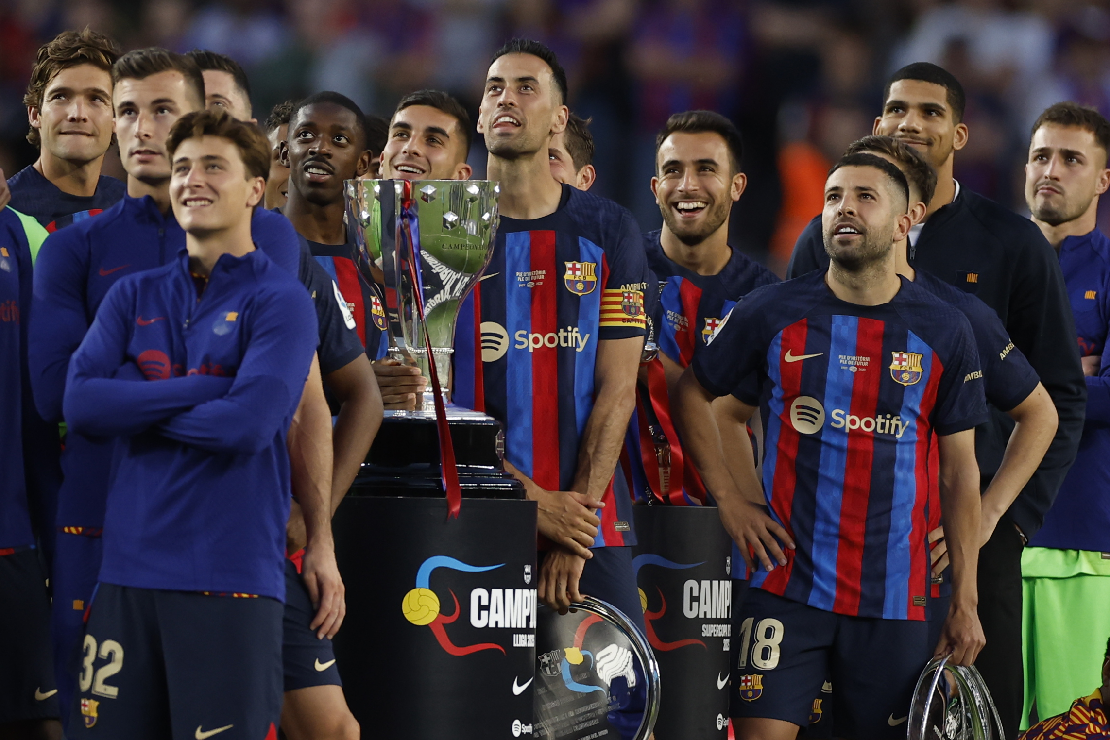 Los jugadores del FC Barcelona al término del encuentro de la jornada 37 de Primera División ante el Mallorca. (Foto Prensa Libre: EFE)