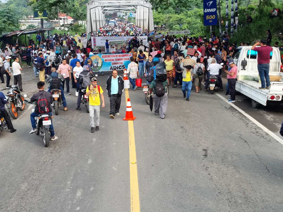 Organizaciones campesinas bloquearon el paso en puente El Zarco y pidieron que no se politicen los programas sociales