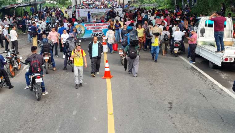 Campesinos mantienen bloqueado el paso vehicular en el km 178.5 de la ruta CA-2 Occidente, Santa Cruz Muluá, Retalhuleu, en el puente conocido como El Zarco. (Foto Prensa Libre: Victoria Ruiz)