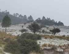 Campos de la Sierra de Los Cuchumatanes, en Todos Santos, Huehuetenango, quedaron cubiertos de granizo. (Foto Prensa Libre: Mike Castillo)