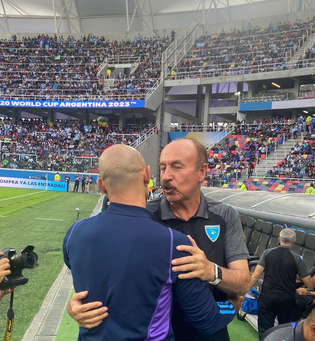 El técnico argentino se acercó a saludar el estratega de la Bicolor. (Foto Prensa Libre: Cortesía Futboleros)