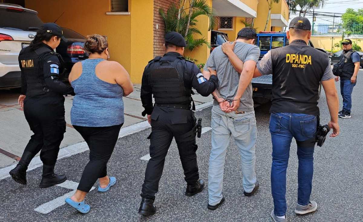 Armas, dinero y drogas: capturan a suegra y yerno en la zona 7 y PNC los vincula con una pandilla