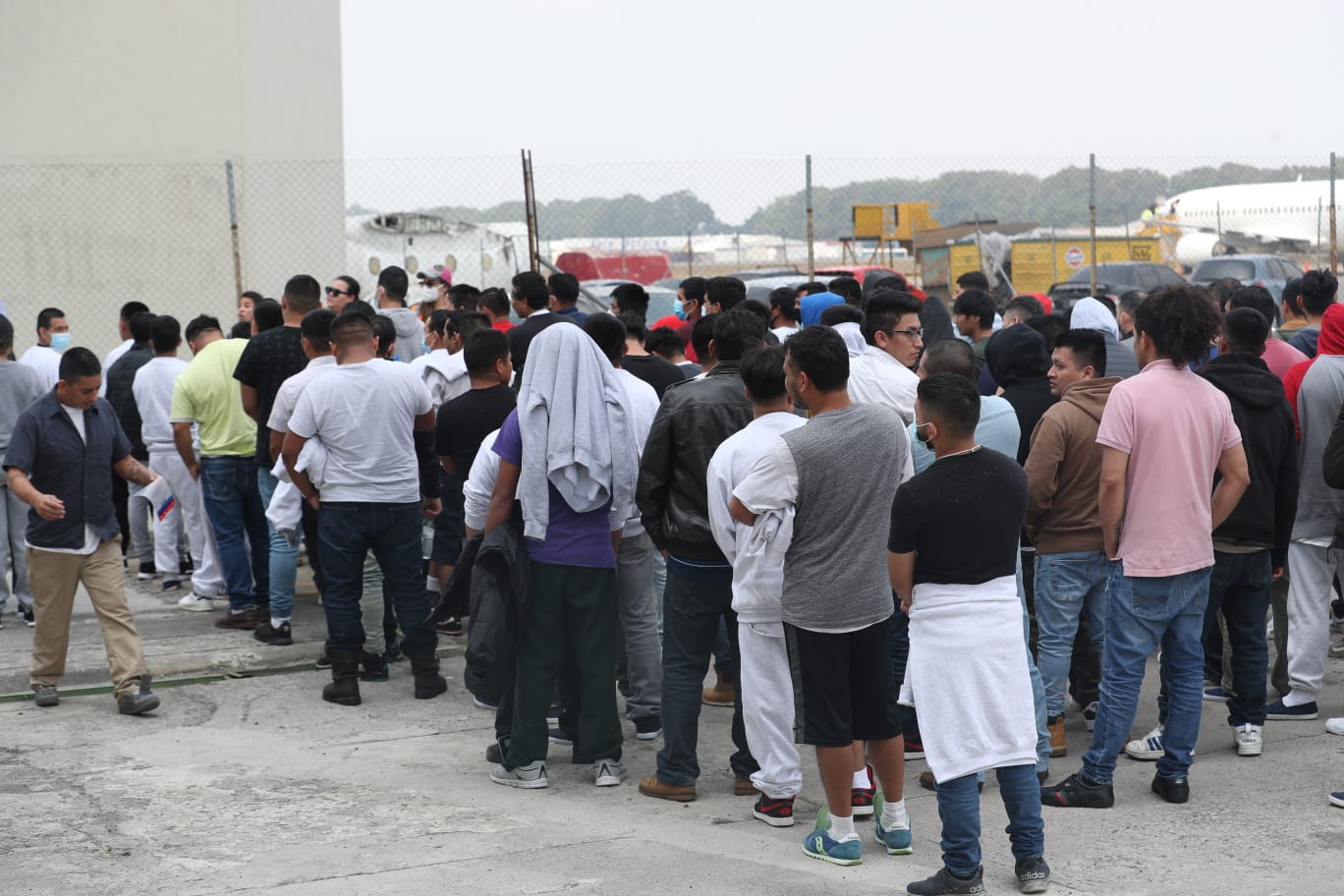 Al menos 385 guatemaltecos deportados desde EE. UU. arribaron este jueves 11 de mayo al país, constituyendo el último grupo de personas que será sometido al Título 42. (Foto Prensa Libre: Roberto López)