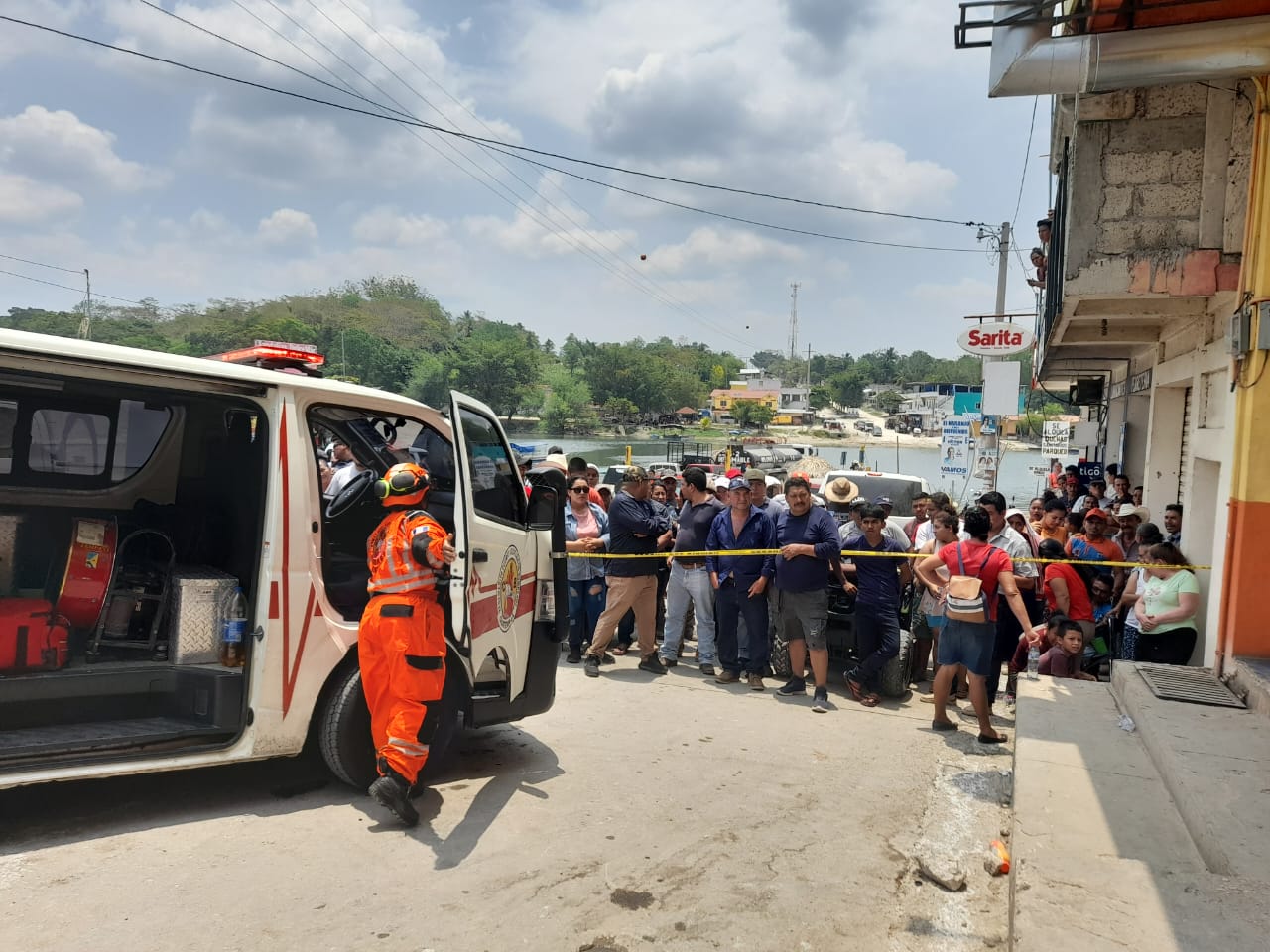 Elementos de la Patrulla de Rescate de los Bomberos Voluntarios trabajan en la recuperación de los cuerpos de cuatro trabajadores que murieron en una fosa séptica en La Libertad, Petén. (Foto prensa Libre: CVB)