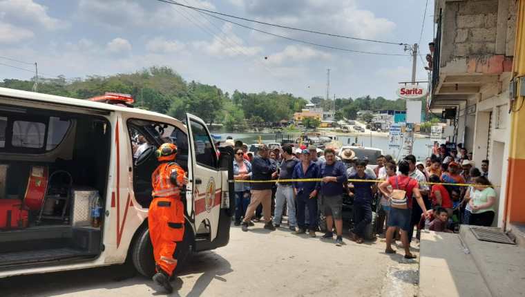 Elementos de la Patrulla de Rescate de los Bomberos Voluntarios trabajan en la recuperación de los cuerpos de cuatro trabajadores que murieron en una fosa séptica en La Libertad, Petén. (Foto prensa Libre: CVB)