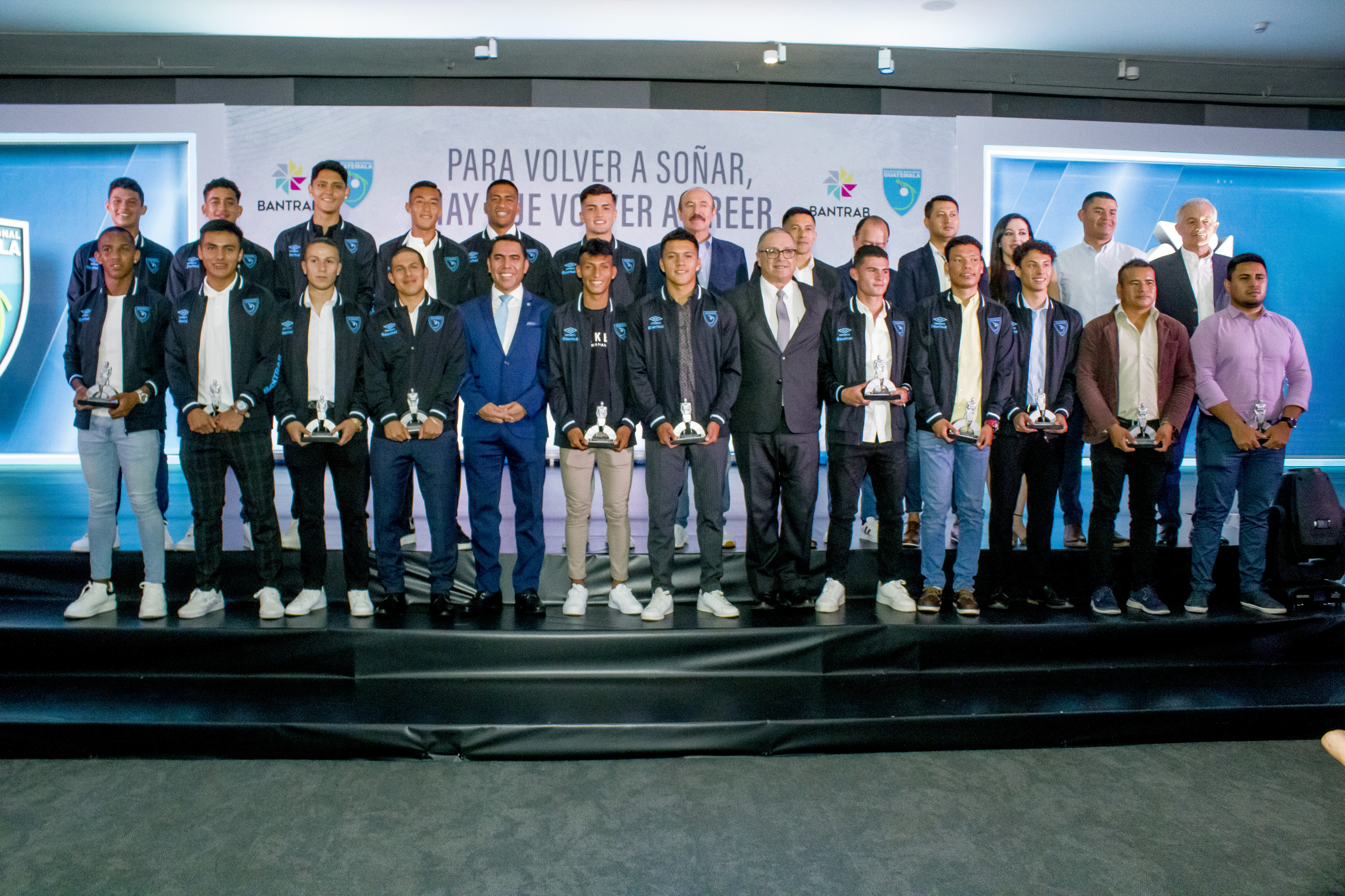 Brindan homenaje a seleccionados por su entrega y sacrificio