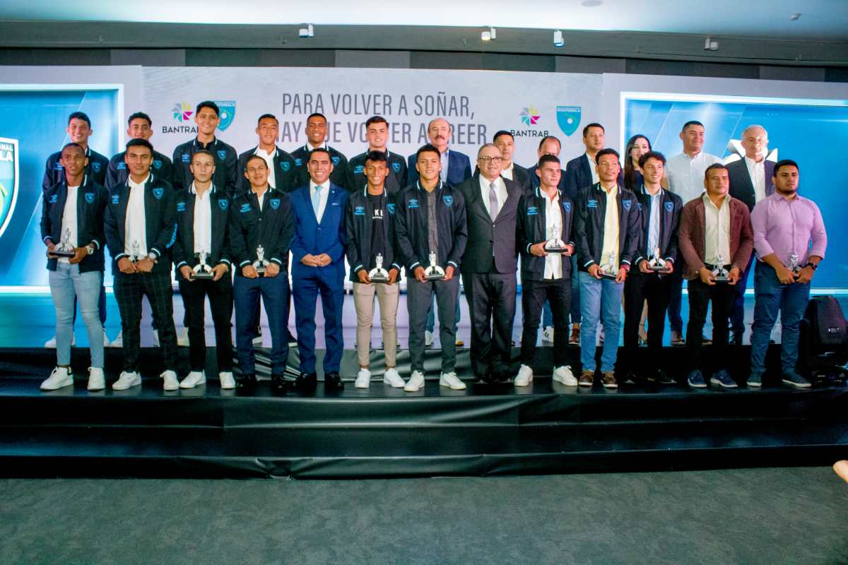 Miembros de la Selección Nacional de Futbol Sub20 junto directivos del Grupo Financiero Bantrab. Foto Prensa Libre: Cortesía Gabriela Santisteban