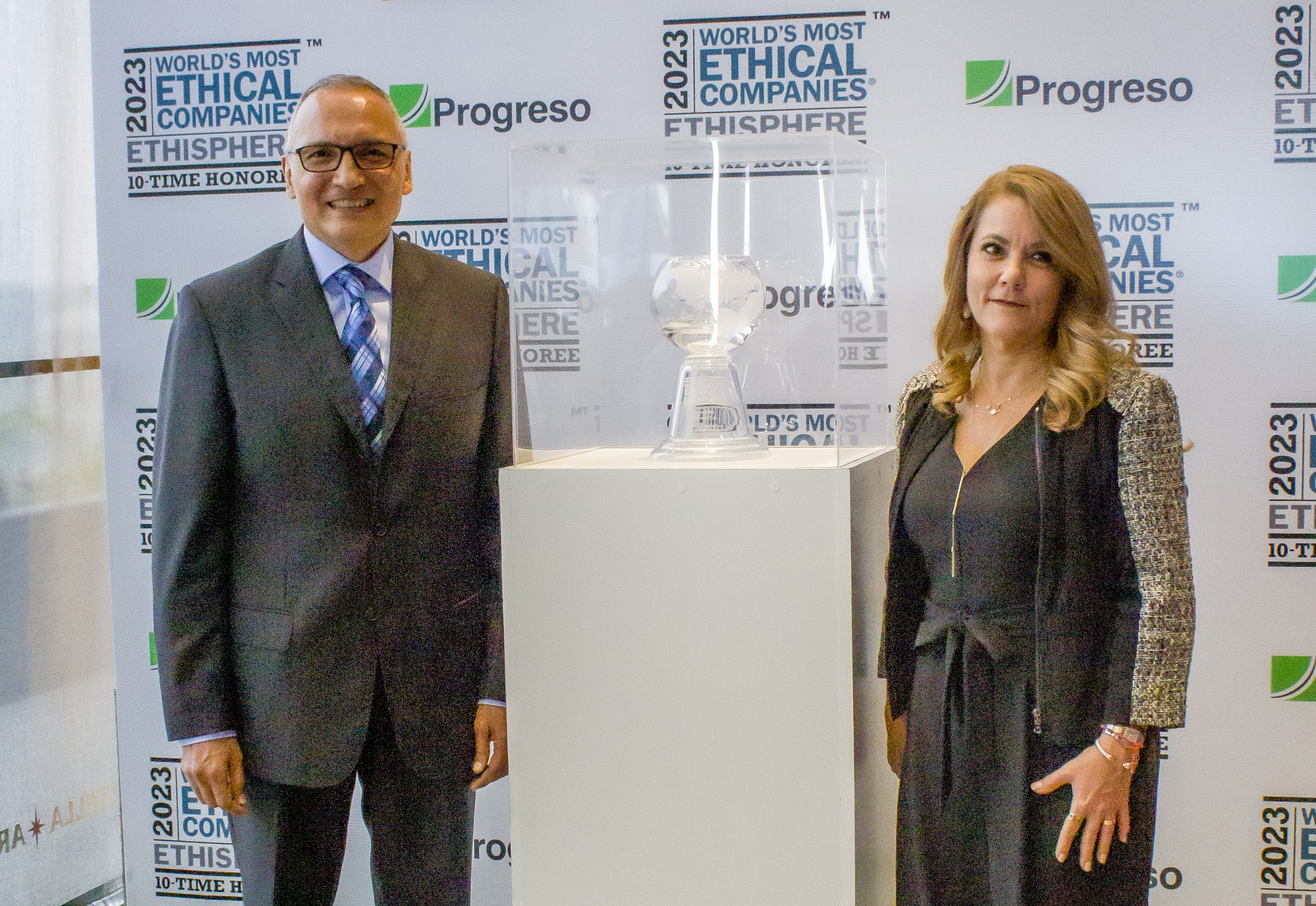 José Raúl González, CEO de Progreso; y Christie Ippisch, Oficial de Cumplimiento. Foto Prensa Libre: Cortesía Gabriela Santisteban