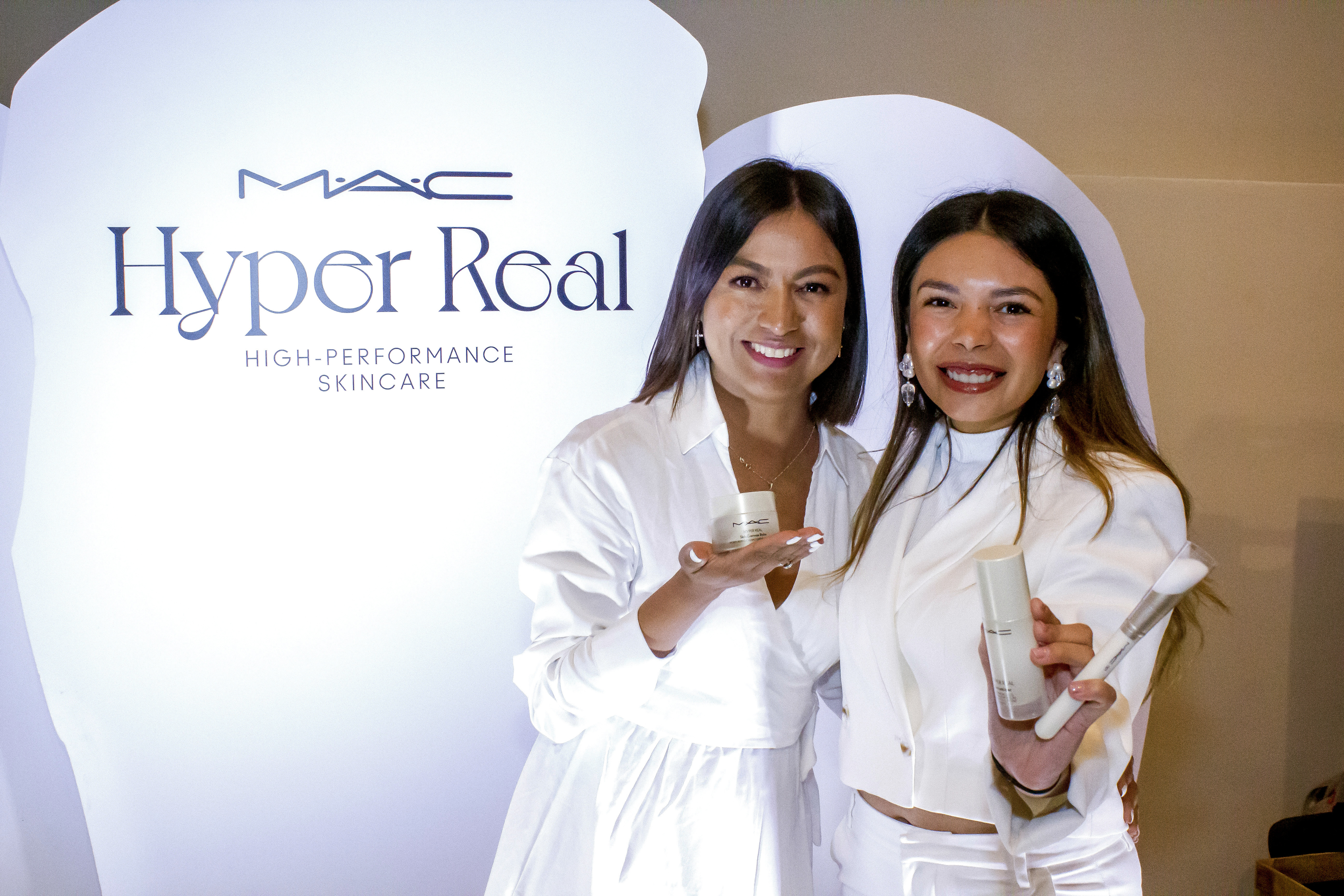 Grace del Aguila, Makeup Artist; y Carmen Figueroa, Consumer Marketing para MAC Cosmetic. Foto Prensa Libre: Cortesía Gabriela Santisteban