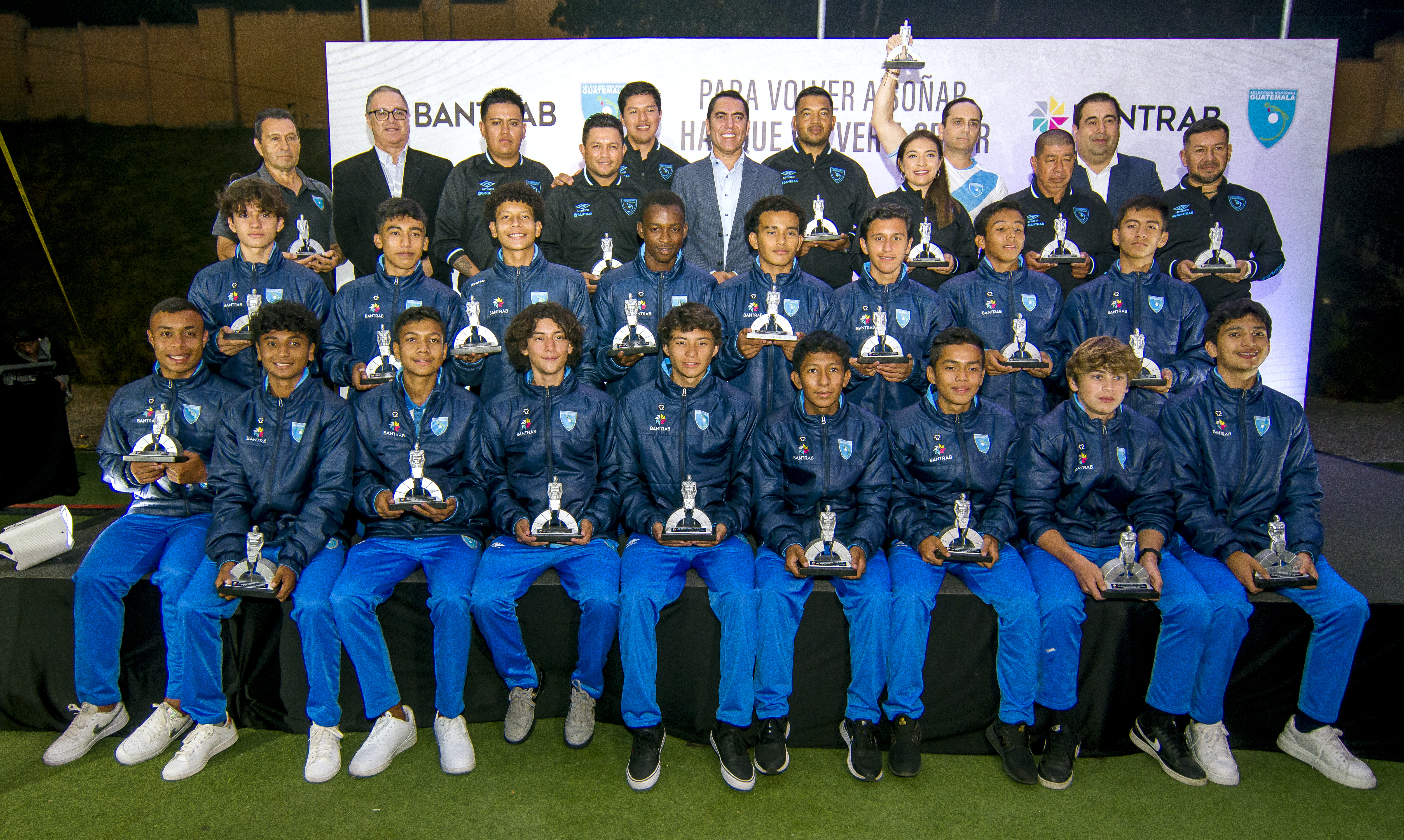 Jugadores, cuerpo técnico y representantes del Grupo Financiero durante de gala de Noche de Bienestar. Foto Prensa Libre: Sergio Muñoz