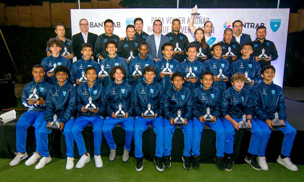 Jugadores, cuerpo técnico y representantes del Grupo Financiero durante de gala de Noche de Bienestar. Foto Prensa Libre: Sergio Muñoz