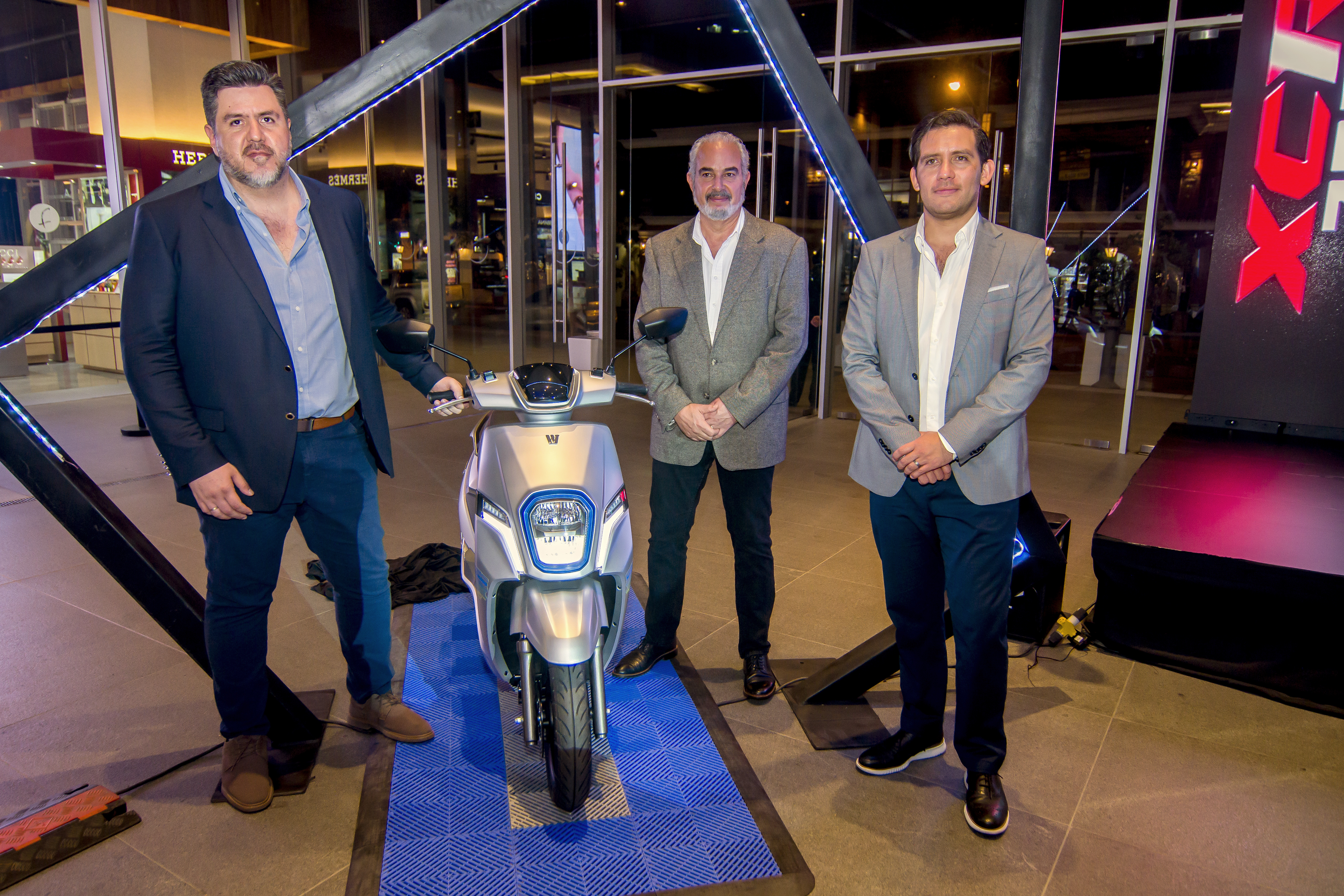 Representantes de Cofiño Stahl presentan la moto eléctrica EM-1. Foto Prensa Libre: Sergio Muñoz