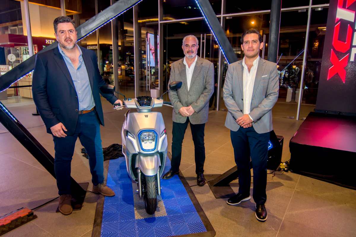 Representantes de Cofiño Stahl presentan la moto eléctrica EM-1. Foto Prensa Libre: Sergio Muñoz