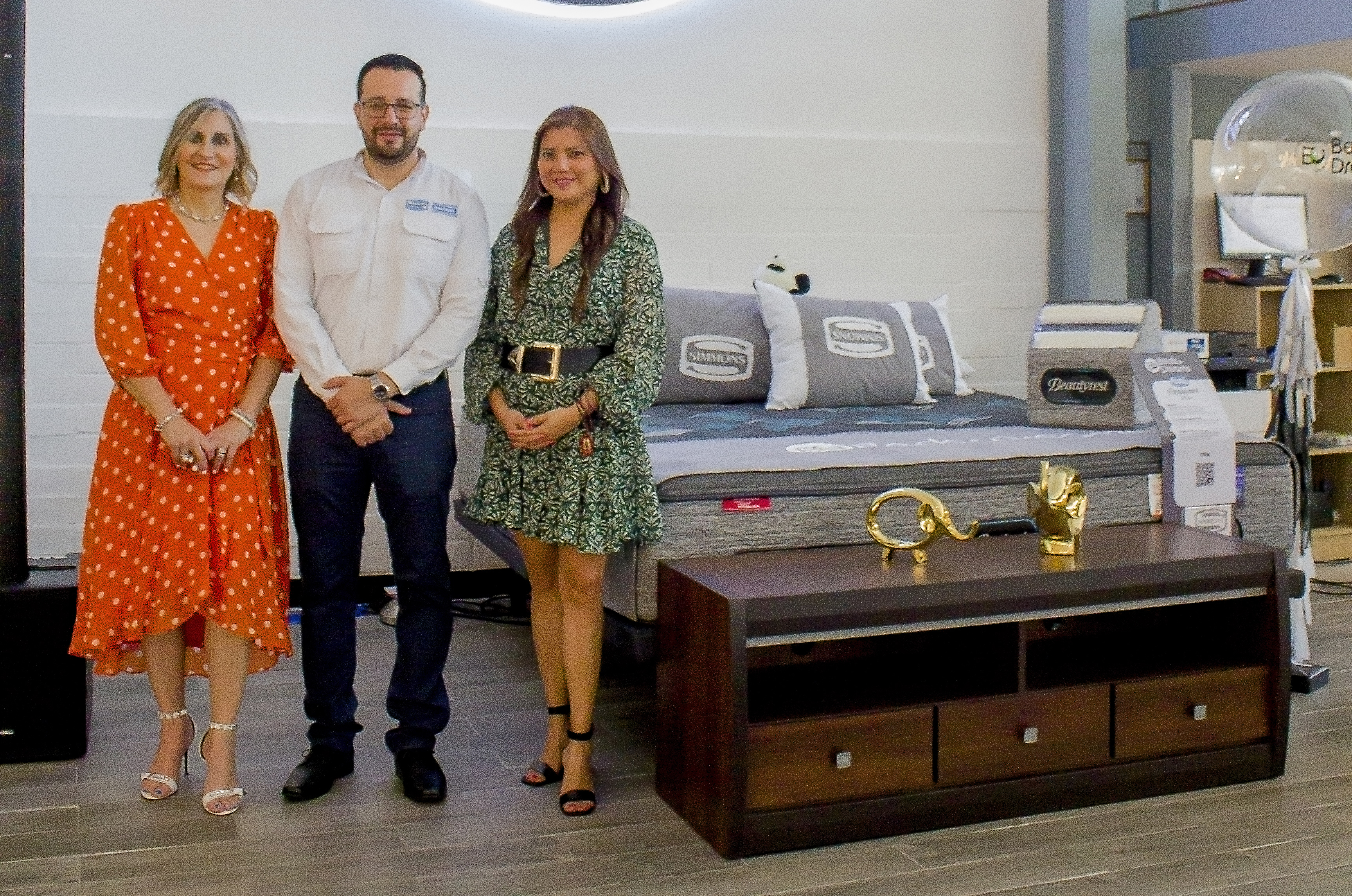Ana Prego gerente comercial de Beds & Dreams; José Francisco García, representante Simmons; y Ana López gerente de Mercadeo de Beds & Dreams. Foto Prensa Libre: Cortesía, Gabriela Santisteban